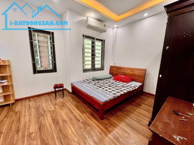 Bán Nhà Ngõ 1194 Đường Láng Nhà Đẹp DT 38m2 5 tầng MT 4.5m Giá 9.6 tỷ