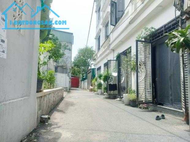 Hót 55m2 giá chỉ hơn 3 tỷ  đất vuông vắn trước nhà ô tô tránh 20 m ra đường 2 ô tô tải trá