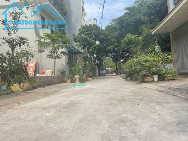 Đất đấu giá Thạch Bàn, mặt ngõ 561 Bát Khối, phân lô vỉa hè, dân cư đông đúc 75m2 - 14 tỷ - 2