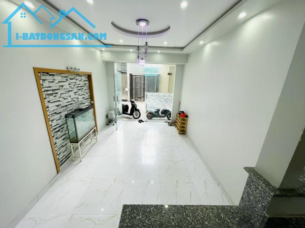 Cho thuê nhà Văn Cao, 4 phòng ngủ full đồ, DT: 55m2.