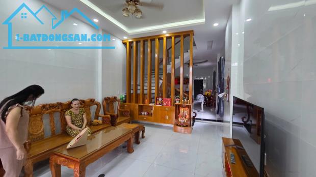 Giá 4,5 tỷ. Bán nhà 2 lầu hoàn thiện mặt tiền đường F5 Bửu Long 3, tp Biên Hoà.