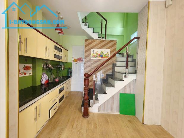 Nhà góc 4 tầng hẻm thông Nguyễn Trãi P2Q5. Giá 6.38 tỷ - 2