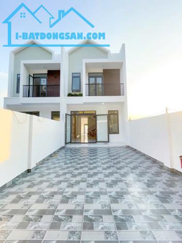 Nhà đẹp mới xây về HCM chỉ 1 tiếng chạy xe, Đường thông thoáng, Chỉ nhỉnh 2 tr