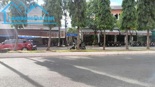 nhà trống có 3 phòng ngủ kết cấu trệt gác đúc mỗi phòng 20m2 và Có 2wc