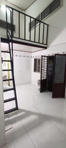 nhà trống có 3 phòng ngủ kết cấu trệt gác đúc mỗi phòng 20m2 và Có 2wc - 1