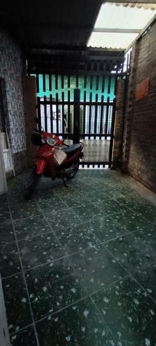 nhà trống có 3 phòng ngủ kết cấu trệt gác đúc mỗi phòng 20m2 và Có 2wc - 2