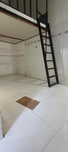 nhà trống có 3 phòng ngủ kết cấu trệt gác đúc mỗi phòng 20m2 và Có 2wc - 3