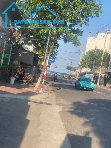Bán lô đất tặng nhà c4 góc 3 mặt tiền đường Điện Biên Phủ, Dương Hiến Quyền ,cách biển100m