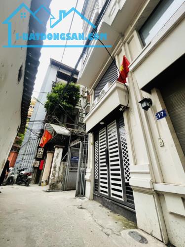 Nhà lô góc, phòng nào cũng có ánh sáng tự nhiên.
Nhà còn mới, đã full phòng, khách vào