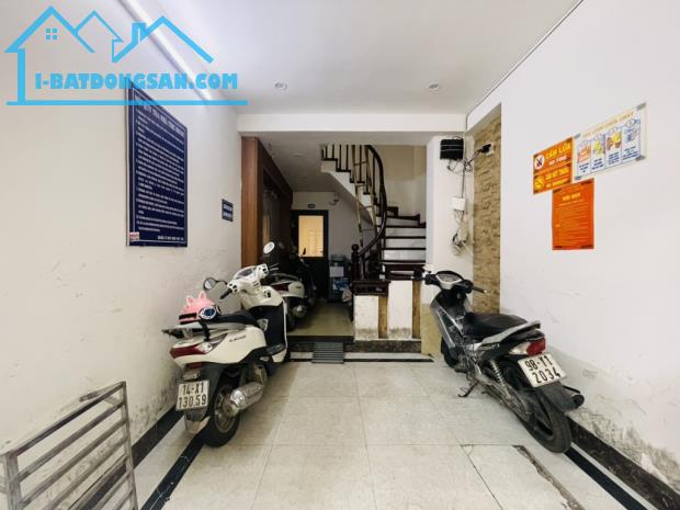 Nhà lô góc, phòng nào cũng có ánh sáng tự nhiên.
Nhà còn mới, đã full phòng, khách vào - 2