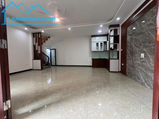 💥💥💥 CHỦ NHỜ BÁN NHÀ NGỌC TRÌ- 40m2- 5 Tầng- MT 6,5m- 7 Tỷ- Ô TÔ ĐỖ CỬA- 100m RA Ô TÔ TR