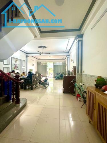 Nhà cũ bán đất - mặt phố 399 Âu Cơ - 122m2 x 3T x MT 6m - o to 2 chiều - lô góc - 2