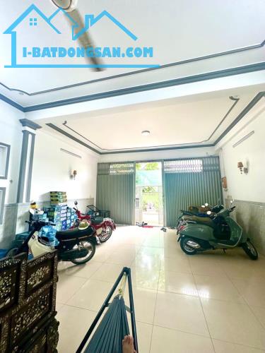Nhà cũ bán đất - mặt phố 399 Âu Cơ - 122m2 x 3T x MT 6m - o to 2 chiều - lô góc - 3