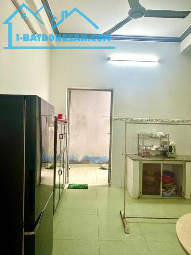Nhà cũ bán đất - mặt phố 399 Âu Cơ - 122m2 x 3T x MT 6m - o to 2 chiều - lô góc - 4