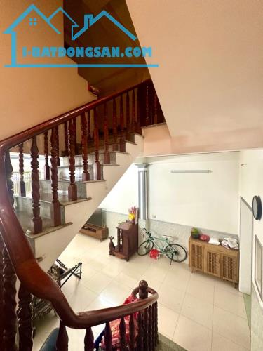 Nhà cũ bán đất - mặt phố 399 Âu Cơ - 122m2 x 3T x MT 6m - o to 2 chiều - lô góc - 5