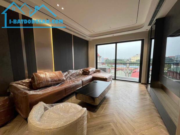 Bán nhà 6T, thang máy ở Nguyễn Văn Cừ ngõ oto , 76m, MT5m giá 20 tỷ