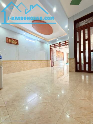Bán nhà 2 Tầng 116m2 Dĩ An,đường xe hơi,có sân đậu xe,gần UBND phường