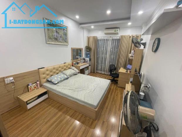 Bán nhà Long Biên, nội thất cơ bản, khu vực trung tâm, nở hậu, 9 tỷ x - 1