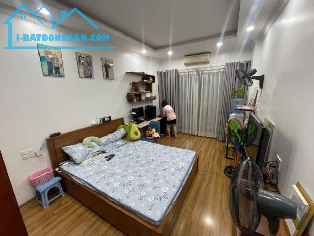 Bán nhà Long Biên, nội thất cơ bản, khu vực trung tâm, nở hậu, 9 tỷ x - 3