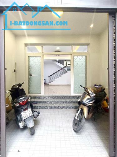 Nhà 5 tầng Lạc Long Quân - 48,5m2 vuông vắn - 2 mặt thoáng - Chào 9,5 tỷ