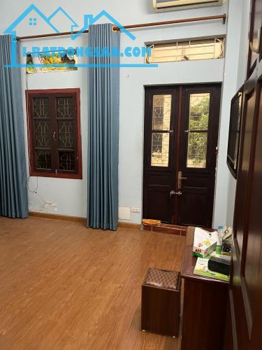 Cho thuê nhà ngõ ô tô Vũ Hữu, 3 tầng x 70m2, 4 ngủ, 15 Triệu, ở nhóm 8 người, VP c.ty