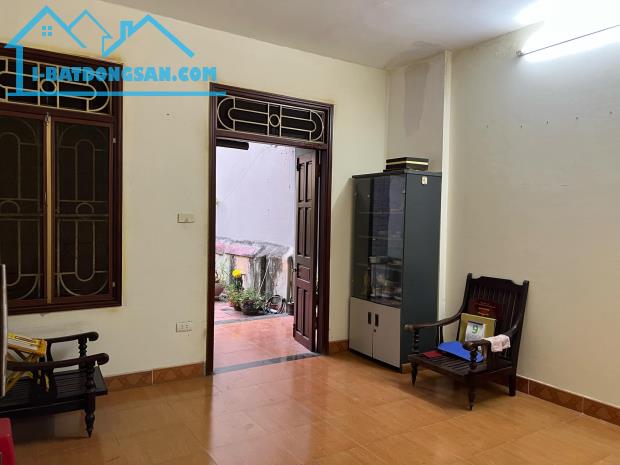 Cho thuê nhà ngõ ô tô Vũ Hữu, 3 tầng x 70m2, 4 ngủ, 15 Triệu, ở nhóm 8 người, VP c.ty - 2