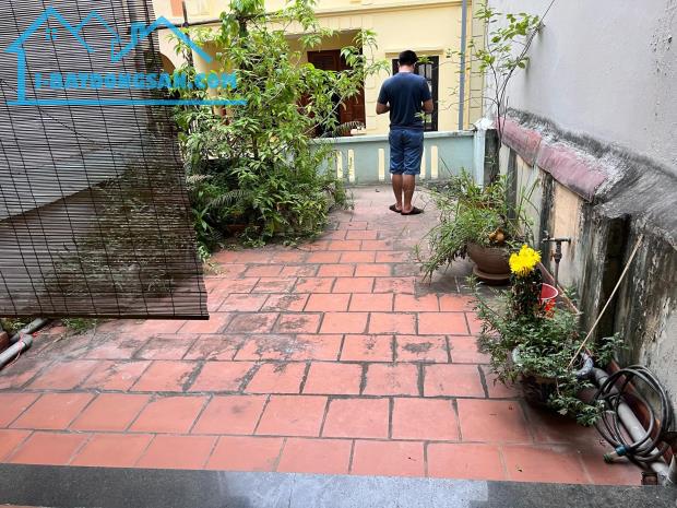 Cho thuê nhà ngõ ô tô Vũ Hữu, 3 tầng x 70m2, 4 ngủ, 15 Triệu, ở nhóm 8 người, VP c.ty - 4