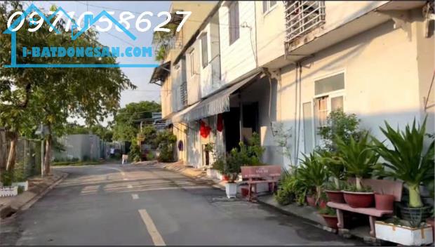 Chính chủ cần bán nhà trung tâm Hóc Môn - đường xe hơi đậu cửa - DT 900m2 - giá đầu tư - 1