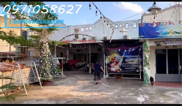 Chính chủ cần bán nhà trung tâm Hóc Môn - đường xe hơi đậu cửa - DT 900m2 - giá đầu tư - 3
