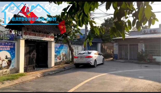 Chính chủ cần bán nhà trung tâm Hóc Môn - đường xe hơi đậu cửa - DT 900m2 - giá đầu tư - 4