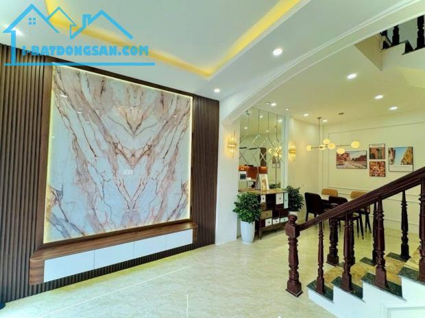 Cần bán gấp nhà mặt phố khu trung tâm dân trí cao