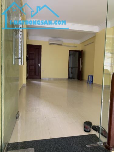 Cho thuê văn phòng tầng 1- 40 m2 tại Mễ Trì Thượng, đường ô tô tránh - 1
