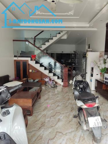 Bán nhà 3 tầng độc lập mặt đường phố Tây Sơn