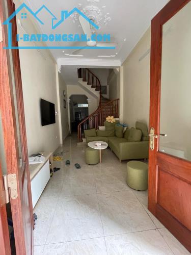 Cho thuê nhà ngõ ô tô Khương Thượng, 4 tầng x 30m2, 4 ngủ, 11.5 Triệu/th