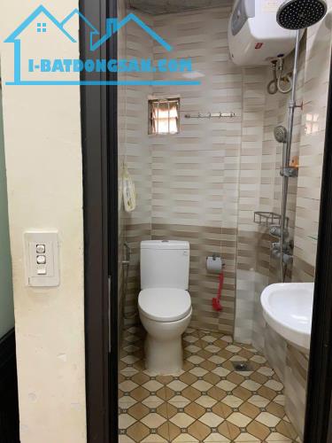 Cho thuê nhà ngõ ô tô Văn Cao, Ba Đình, 35m2, 4.5 tầng, 3 ngủ, 11 triệu