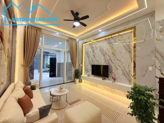 BÁN NHÀ HIẾM MỚI XÂY  ĐƯỜNG THẠNH LỘC 13 QUẬN 12 DIỆN TÍCH 60M2  GIÁ CHƯA TỚI 5 TỶ8 - 1