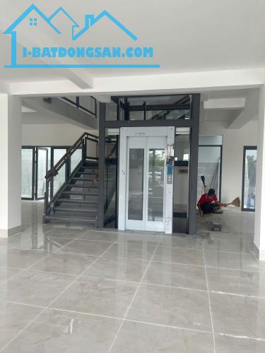 GIÁ TỐT: CHO THUÊ 3 CĂN SHOPHOUSE LIỀN THÔNG NHAU 300M2( DTSD 1.500M2) TP THỦ ĐỨC