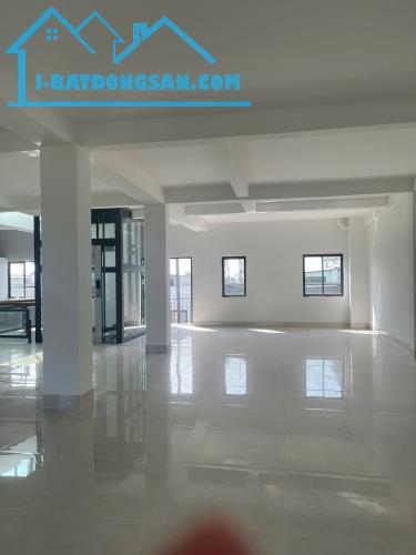 GIÁ TỐT: CHO THUÊ 3 CĂN SHOPHOUSE LIỀN THÔNG NHAU 300M2( DTSD 1.500M2) TP THỦ ĐỨC