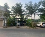 Mặt chính Nguyễn Lương Bằng Thanh Trù. Phía sau là vườn hoa