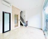 Cho thuê nhà nguyên căn 30m2x6T thang máy - Ôtô tránh, vỉa hè, view sân chơi phố Đội Cấn