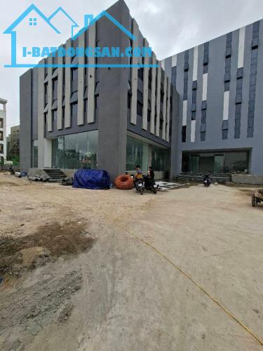 LONG BIÊN- CẦN CHUYỂN NHƯỢNG- TOÀ NHÀ DỊCH VỤ - DT:3.148M - MT : 42M - LÔ GÓC 4 MẶT THOÁNG - 4
