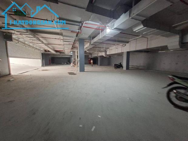 LONG BIÊN- CẦN CHUYỂN NHƯỢNG- TOÀ NHÀ DỊCH VỤ - DT:3.148M - MT : 42M - LÔ GÓC 4 MẶT THOÁNG