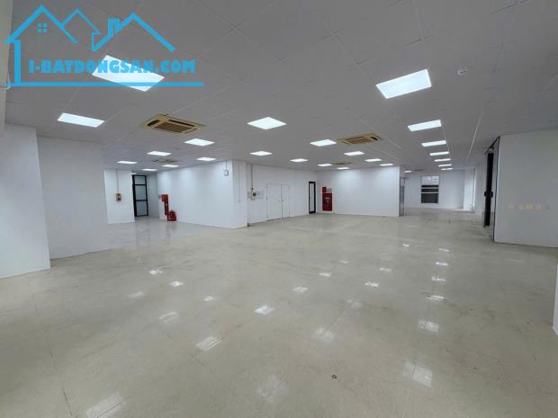 Cho thuê MBKD 300m2 tầng 1 mặt phố Thái Thịnh Quận Đống Đa - 1