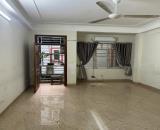 Cho thuê nhà ngõ 678 đường Láng quận Đống Đa 40M X 3T giá 11tr 20M RA Ô TÔ