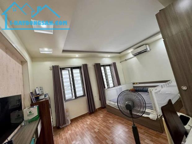 Nhà phố 3 Tầng , Ngõ Rộng oto Đậu Được Trước Cửa Nhà - 2