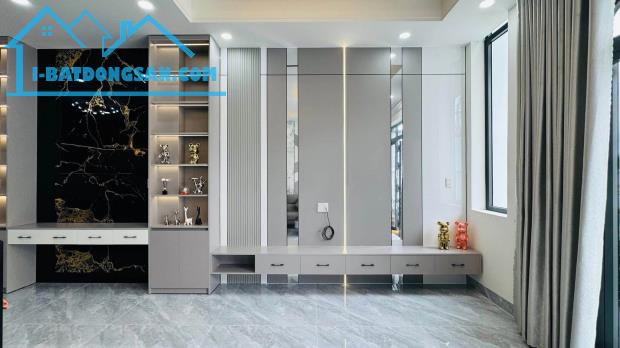 Nhà lầu sân vườn mới xây dựng mặt tiền kênh Huyện Lộ 94, P10