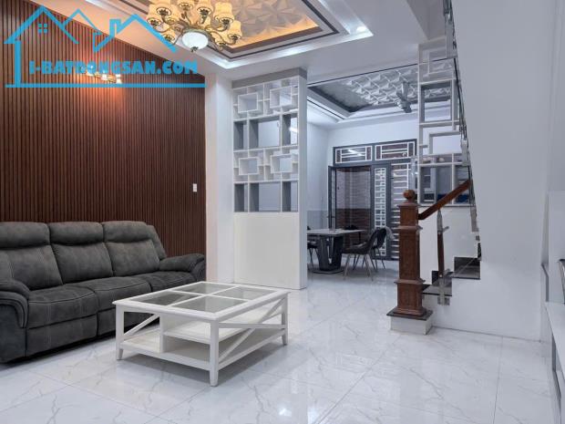 NHÀ MỜI ĐẸP HẺM XE HƠI NHÀ BÈ (5X16,5) 3 TẦNG CHỈ 7,5 TỶ - SỔ HỒNG RIÊNG HOÀN CÔNG - 2