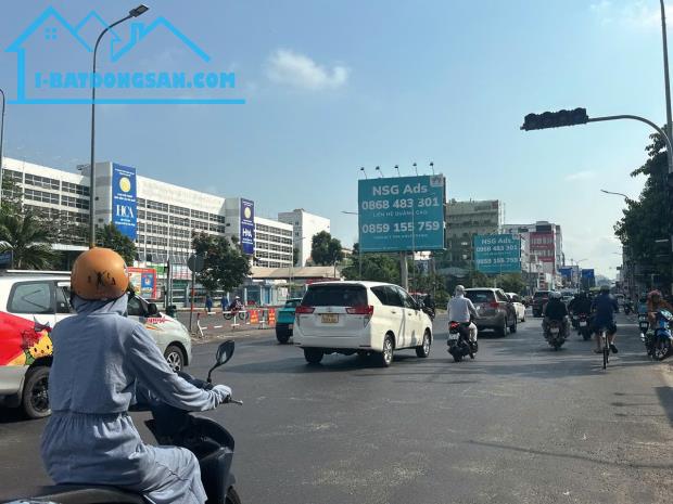 Bán nhà VỊ TRÍ ĐẸP HXT ngang 5.3m 122m2 CMT8 KD buôn bán gần BV Thống Nhất sát 19 tỷ.