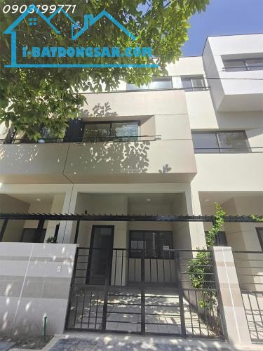 Chính chủ cần bán căn nhà 3 tầng trục chính trong khu Compound Cát Tường J-Home