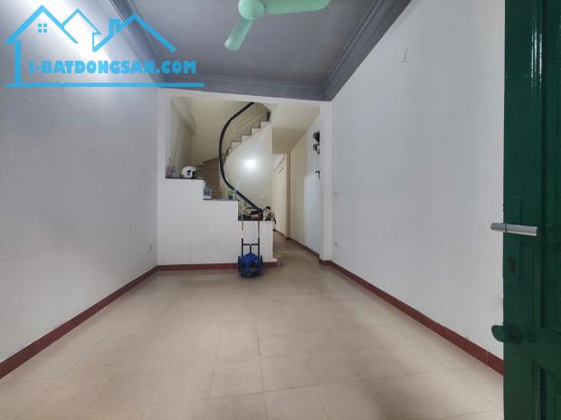 CHO THUÊ NHÀ NGUYÊN CĂN ĐƯỜNG NGUYÊN HỒNG, BA ĐÌNH, Ô TÔ TRÁNH, Ở, VP, SPA
